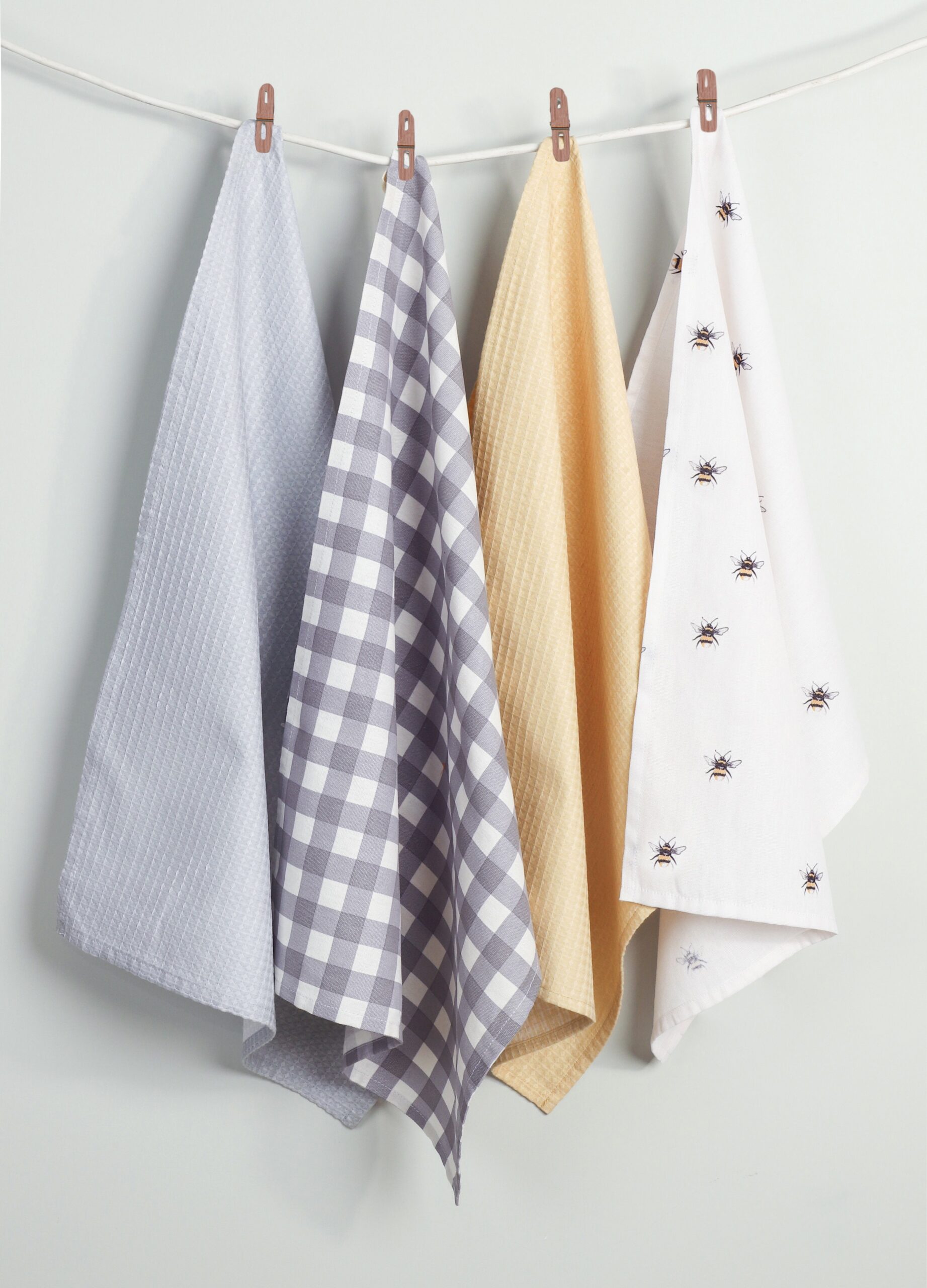 BUMBLE BEE AND GINGHAM TEA TOWELS LIFESTYLE sml Bee