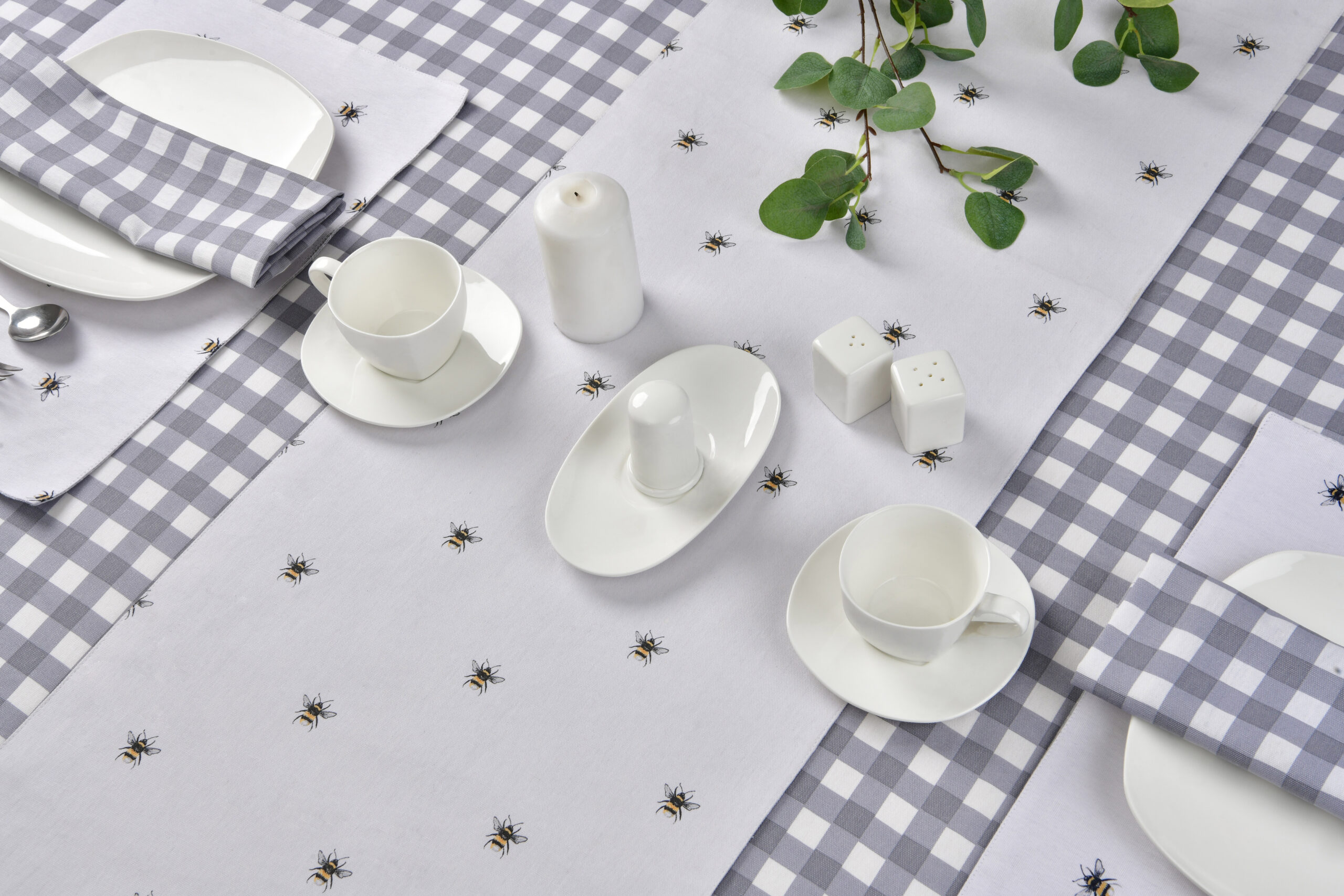 BUMBLE BEE TABLE SETTING LIFESTYLE 2 Table Runner