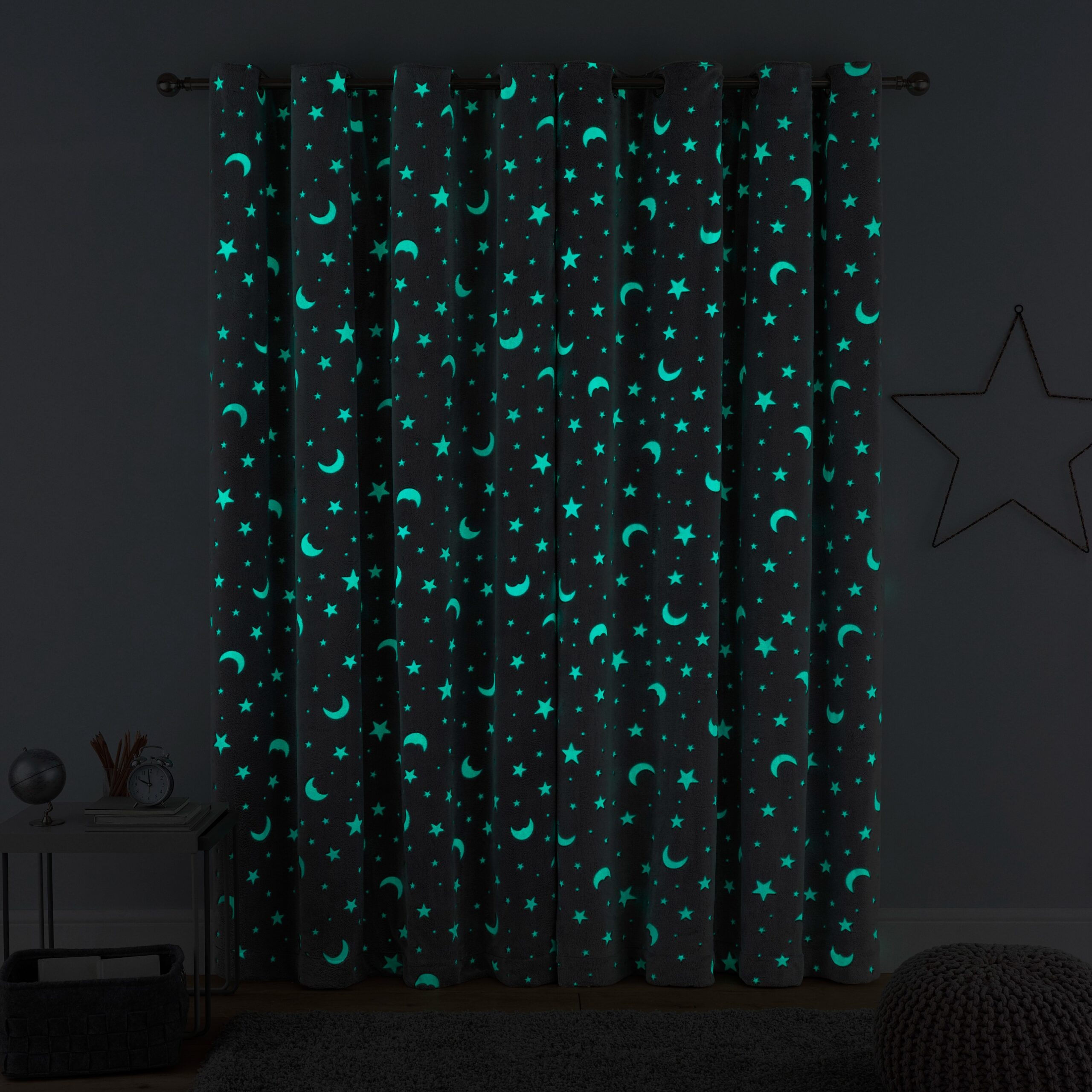 Teddy_fleece_curtains_star_moon_closed_dark-SQ